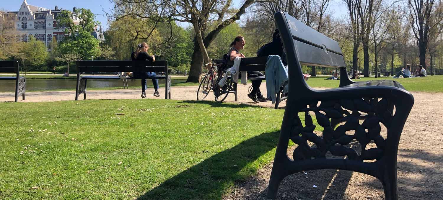 Onderhoud banken Vondelpark door gemeente Amsterdam